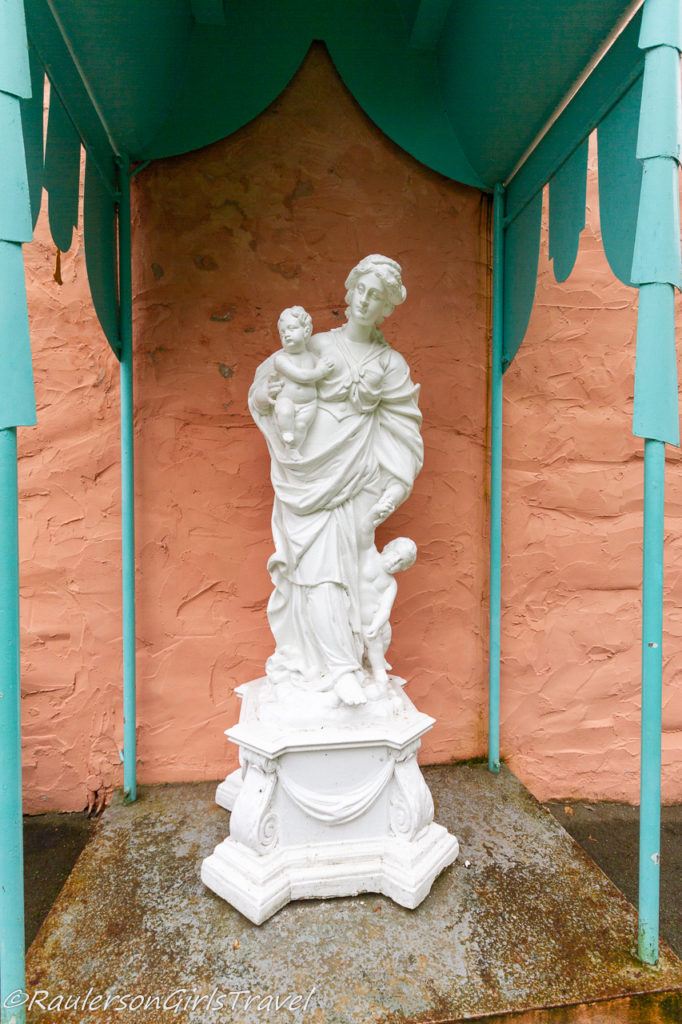 Roman lady and children statue in Portmeirion