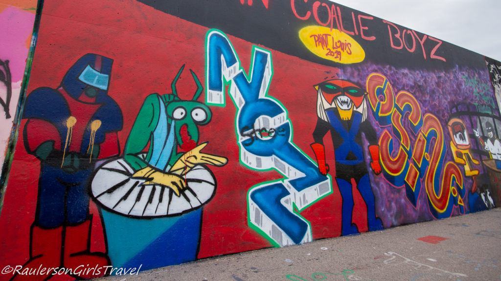 Alien band street art