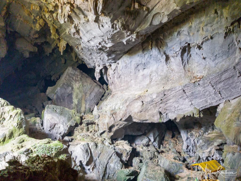 Scale of the Phu Kham Cave at the Blue Lagoon in Vang Vieng
