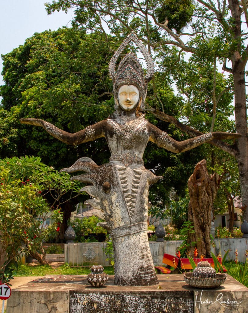 Statue with outstretched arms in Buddha Park